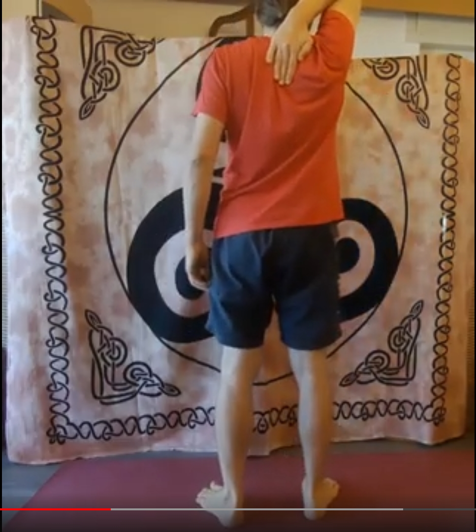 Hand zwischen Schulterblättern ablegen