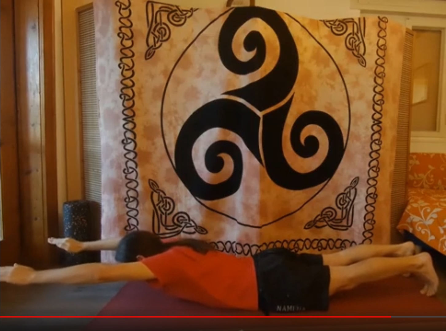 Oberkörper anheben Bauchlage