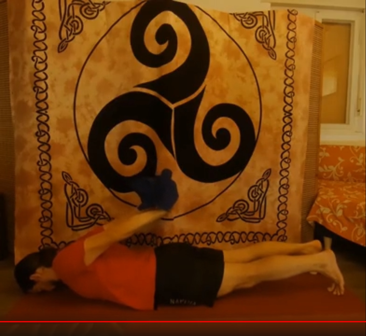 Arme hinter Rücken anheben