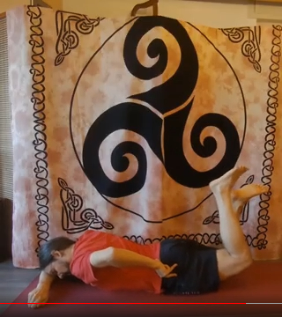 Bein anheben Bauchlage