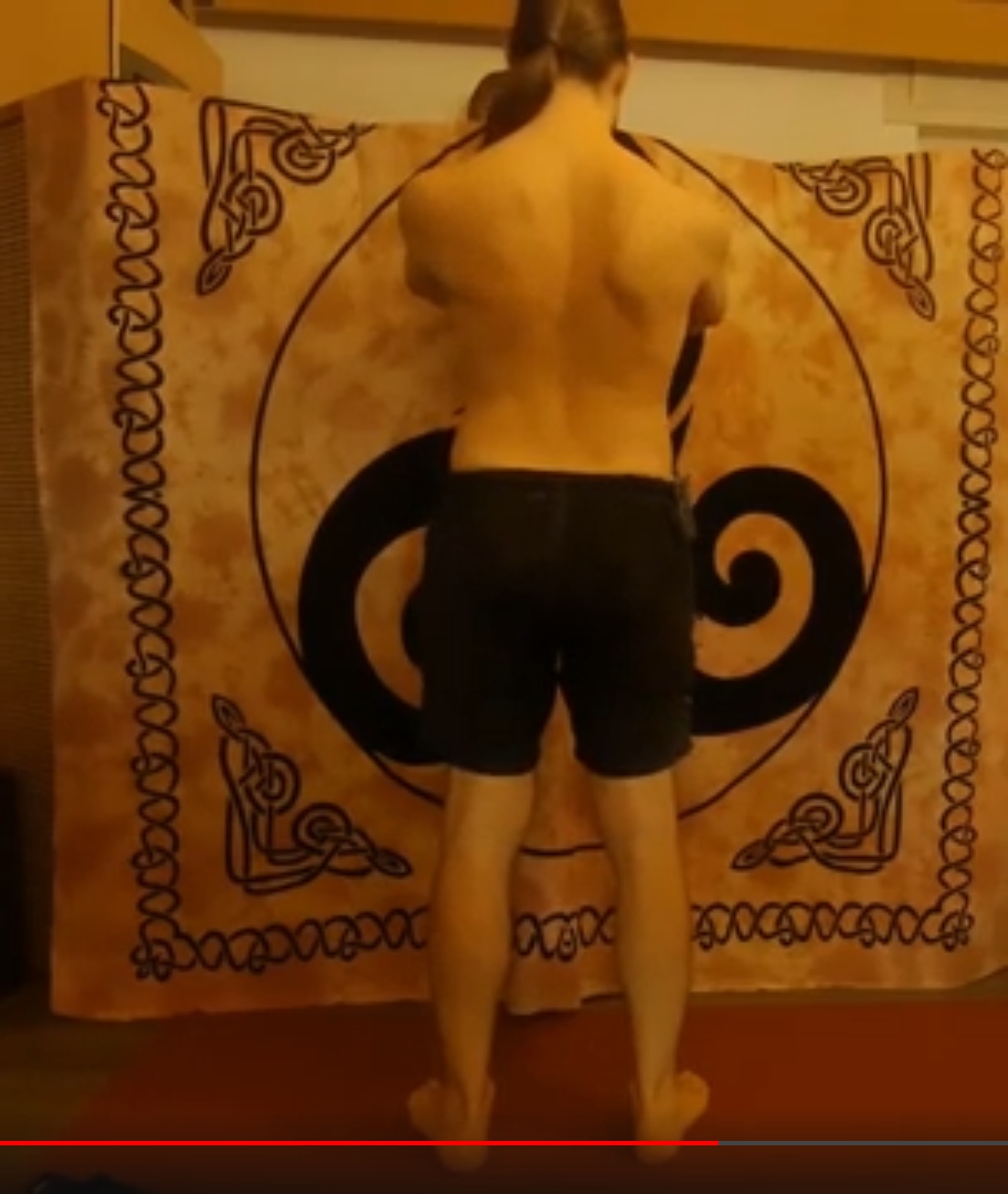 Schulterblätter zusammen ziehen